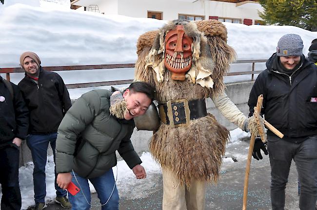 Impressionen des grossen Lötschentaler Fasnachtsumzugs.