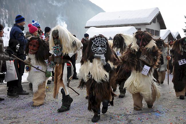 Impressionen des grossen Lötschentaler Fasnachtsumzugs.