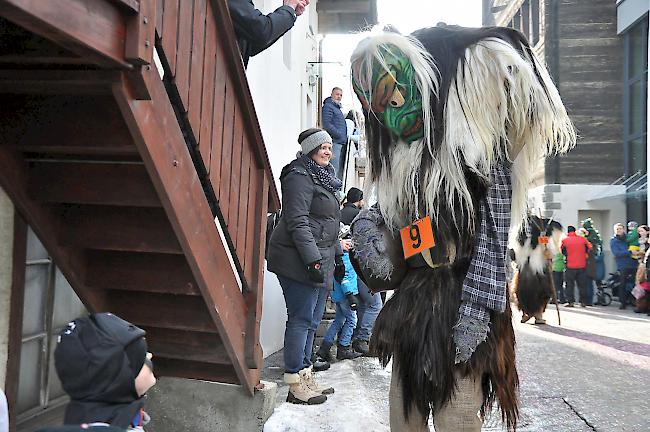 Impressionen des grossen Lötschentaler Fasnachtsumzugs.