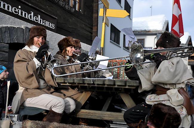 Impressionen des grossen Lötschentaler Fasnachtsumzugs.