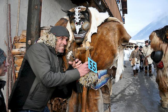 Impressionen des grossen Lötschentaler Fasnachtsumzugs.