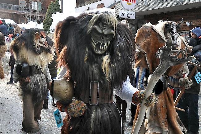 Impressionen des grossen Lötschentaler Fasnachtsumzugs.