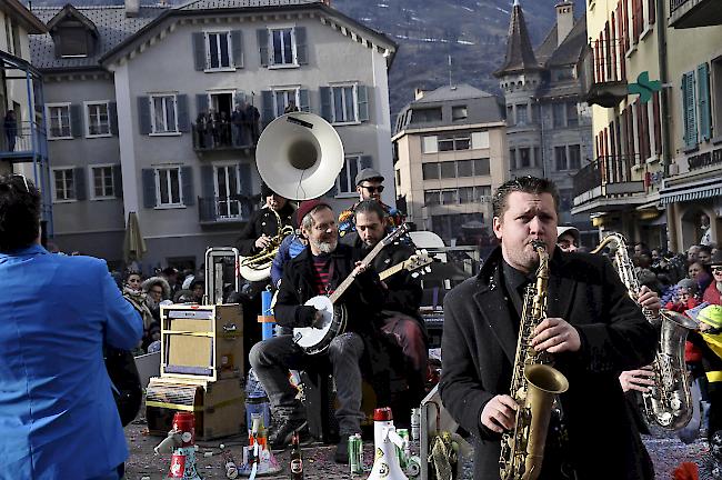 Impressionen des grossen Fasnachtsumzugs in Brig.