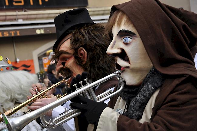 D Wasserfallschränzer mit Volldampf aner Fasnacht.