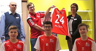 Freude. Die Spieler der U15 Wallis freuen sich &uuml;ber das Sponsoring.