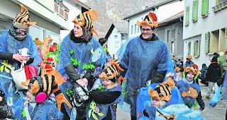 Fisch im Kopf. D&rsquo;chleinu Hopschla, di turnundu sowie d&rsquo;wirblundu Hopschla  &ndash;  zogen mit Eltern und Betreuern als bunte Clownfische durchs Dorf. 