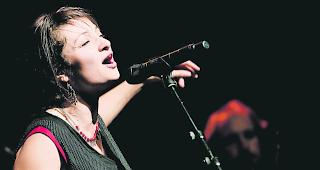 Stark. S&auml;ngerin St&eacute;phanie Quastana: Starke Stimme, starke B&uuml;hnenpr&auml;senz.  