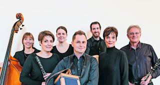 Startschuss. Das Ensemble &laquo;apartig&raquo; mit Konzerts&auml;ngerin Evi Gallmetzer: Am Samstag um 16.00 Uhr zum Auftakt des &laquo;apartigFestivals&raquo; in der Turnhalle von Salgesch zu h&ouml;ren.  
