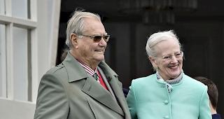 Prinz Henrik mit seiner Ehefrau, der d&auml;nischen K&ouml;nigin Margrethe II (Archivbild).