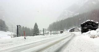 Verschneite Strassen am Donnerstag (Bild: Herbriggen zur Mittagszeit).