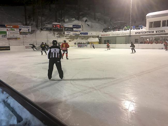 Eisbahn Wichel. Der EHC Saastal muss das heutige Heimspiel gegen den HC Valais Chablais Futur II absagen. Grund: zu schlechtes Wetter. (Archivbild)