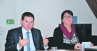 Informierten. Kommissionspr&auml;sident Gr&eacute;gory Logean und Ad-hoc-Berichterstatterin GabyFux-Brantschen gestern vor den Medien. 