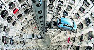 Angeschlagener Spitzenreiter. Neuwagen von Volkswagen stehen in den Autot&uuml;rmen der Autostadt im VW-Werk in Wolfsburg. 