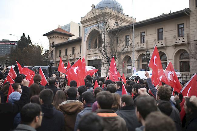 US-Aussenminister Tillerson trifft bei seinem Besuch in Ankara auf türkische Demonstranten.