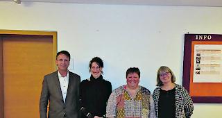 Fachleute. Heimleiter Martin Kalbermatter, Annette Weidmann, Dienststelle f&uuml;r Gesundheit, Edith Schwery Ursula Wiesli, Referentin (von links). 