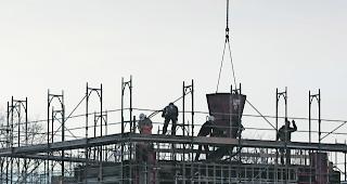Bauboom. Die drohenden R&uuml;ckzonungen l&ouml;sten in vielen Walliser Gemeinden einen grossen Bauboom aus.  