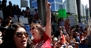 Mit grosser Emp&ouml;rung haben &Uuml;berlebende des Massakers an einer High School im Bundesstaat Florida den Waffen-Lobbyismus in den USA angeprangert und f&uuml;r striktere Gesetze demonstriert. 