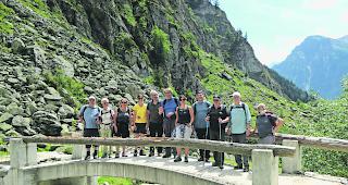 Aktiv unterwegs. Der Vorstand von Valrando mit illustren G&auml;sten bei einer Wanderung. Von links: Bernard Delasoie, Maria Kenzelmann, Ruth Bornet-Studer, Silvia Wellig, Grossratspr&auml;sident Diego Wellig, Pius Rieder, Marcelline Kuonen, Martin Bellwald, Antoine Fardel, Claude Oreiller (Pr&auml;sident Valrando) und Henri M&eacute;villot. 