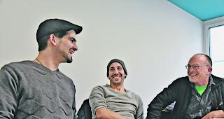 Guten Grund zur Freude. Marco Ackermann, Joel Schmidt und Alex R&uuml;edi (von links) haben gut lachen: Ihre Eigenkompositionen f&uuml;r die gemeinsamen Konzerte der Alex R&uuml;edi Big Band und des &laquo;Orchestre Valaisan Amateur&raquo; kamen bestens an  &ndash;  und das erhoffen sie sich auch f&uuml;rs kommende Visper Konzert. 