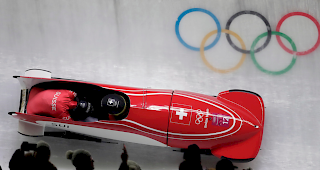 Sabina Hafner und Anschieberin Rahel Rebsamen in der Kurve