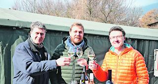 Kooperieren. Von links: Daniel Brandenburger, Cave du Chevalier Bayard SA, Andy Varonier, C. Varonier & S&ouml;hne AG, und Olivier Mounir, Cave du Rhodan, b&uuml;ndeln ihre Ressourcen f&uuml;r eine Professionalisierung im Rebbau.  