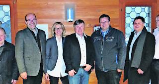 Zufrieden. Verwaltungsrat und Gesch&auml;ftsf&uuml;hrung der VED (von links): Samuel Wyer, Fridolin Imboden, Michel Schwery (Vizepr&auml;sident), Stefanie Zimmermann, Rolet Gruber (Pr&auml;sident), Aldo Karlen, Philipp Teysseire, Bruno Hostettler und Alain Bregy.  