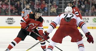 Nico Hischier vernascht seinen Gegenspieler. Der Oberwalliser macht derzeit von sich reden (Foto vom 15. Februar 2018).