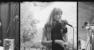 Abwechslung. Gitarrist Nicolas Fardel, S&auml;ngerin Christine Juon und Trompeter Bentley Heldner (von links) stehen am Samstag im &laquo;Bielti&raquo; zu Jeizinen auf der B&uuml;hne. 