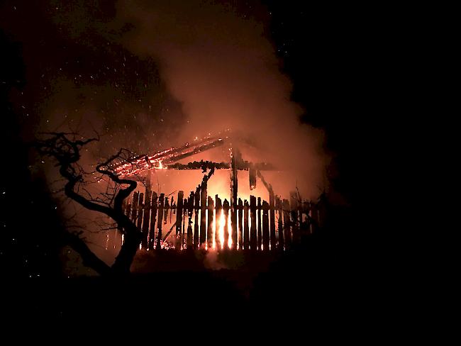 Ein Raub der Flammen. In Nendaz hatte die Feuerwehr in der Nacht auf Donnerstag einiges zu tun.