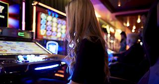 Gl&uuml;ck im Spiel. Heute stehe Jugendlichen online zahlreiche Optionen f&uuml;r Geld- und Gl&uuml;ckspiele offen (Symbolbild).