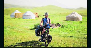 Usbekistan. Durch endlose Weiten und vorbei an traditionellen Jurten. Bereits um die halbe Welt ist Mathias J&auml;ger gefahren. 