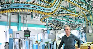 Ausgedient. Daniel Kronig vor der Ferag-Versandanlage, die ebenfalls bald ausgemustert wird.