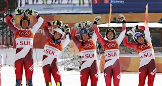 In bester Laune. Ramon Zenhaeusern, Daniel Yule, Luca Aerni, Wendy Holdener und Denise Feierabend holen Gold im alpinen Team-Event.
