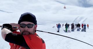 Ein Teilnehmer beim Abschlag am 3. Alpinen Schneehornussen auf der Gemmi.