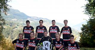 Teamfoto des UHC Naters-Brig Academy, der sich fr&uuml;hzeitig den Aufstieg sichern konnte.