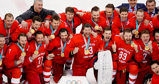 Die Athleten vom Team OAR posieren mit ihren Goldmedaillen.