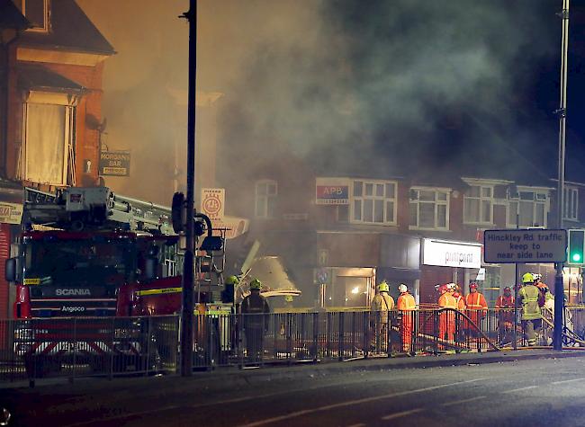 Einsatz. Während die Feuerwehr noch unterwegs sei, habe die Polizei bereits den Einsturz eines Gebäudes gemeldet, sagte eine Feuerwehrsprecherin.