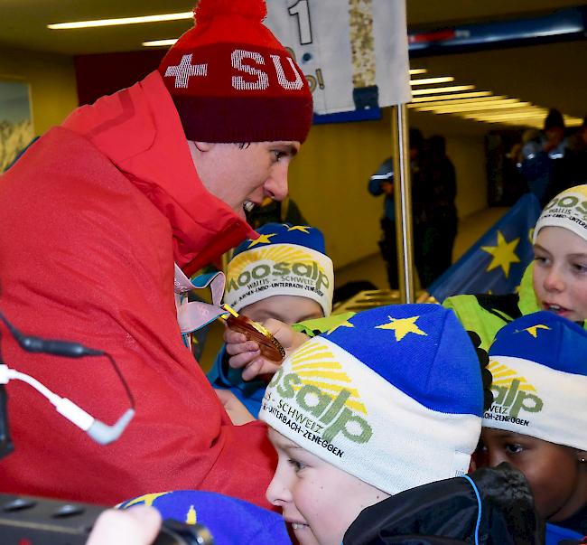 Einmal die Medaille berühren... Die Kinder und ihr  Ski-Idol.