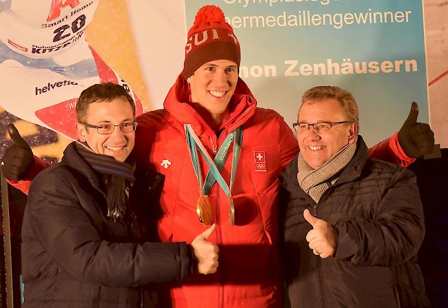 Von Staatsräten umrahmt, Ramon Zenhäusern mit Frédéric Favre und Roberto Schmid.