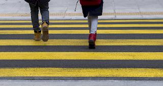 In Morges wurde eine Frau auf einem Fussg&auml;ngerstreifen von einem Auto angefahren (Symbolbild). 