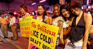 Verlockende Angebote. Thail&auml;nderinnen auf den Strassen Pattayas (Archivbild).