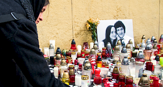 Kerzen zum Gedenken an den ermordeten Journalisten und seine Verlobte