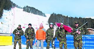 Perfekte Zusammenarbeit. OK-Mitglied Edgar Gillioz umgeben von Soldaten des Infanteriebataillons 1.  