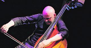 Ausnahmetalent. Kontrabassist Mich Gerber tritt heute Abend im Kellertheater auf. 