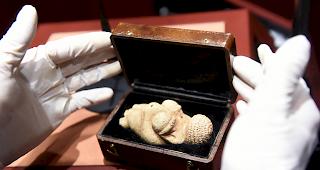 Die elf Zentimeter kleine Figur "Venus von Willendorf" zeigt eine &uuml;ppige nackte Frau.