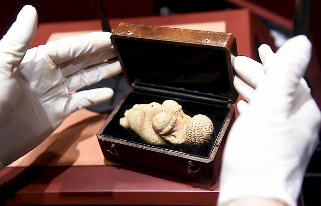 Die elf Zentimeter kleine Figur "Venus von Willendorf" zeigt eine üppige nackte Frau.