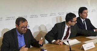 Eric Nanchen, Direktor der FDDM, Staatsrat Frederic Favre und der Sittener Stadtpr&auml;sident Philippe Varone (v.l.) informierten &uuml;ber den Prozess zur Entwicklung von nachhaltigen Olympischen Spielen.