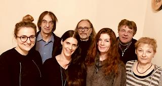 Stehen hinter der &laquo;Roten Anneliese&raquo;. Dragana Vidic, Peter Volken, Silvia Eyer, Reinhard Jossen, Martina Studer, German Eyer und Doris Schmidhalter-N&auml;fen.