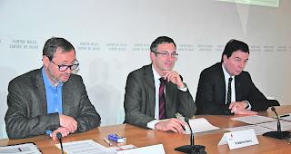 Informierten. Eric Nanchen (Direktor der Stiftung f&uuml;r die nachhaltige Entwicklung der Bergregionen), Staatsrat Fr&eacute;d&eacute;ric Favre und Philippe Varone (Stadtpr&auml;sident von Sitten) bekundeten ihren Willen, dem Gedanken der Nachhaltigkeit nachleben zu wollen (von links). 