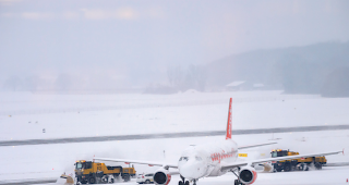 Die unerwartet starken Schneef&auml;lle haben den Flugbetrieb in Genf lahmgelegt.
